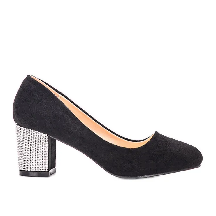 Zwarte pumps op de Goyal post