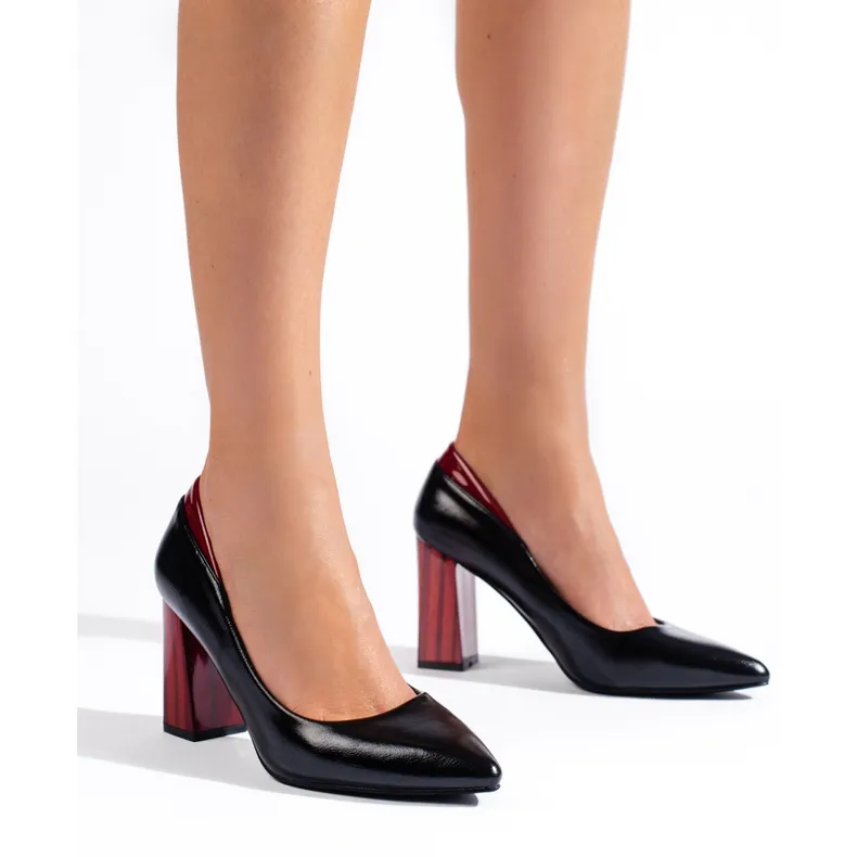 Zwarte pumps op de post